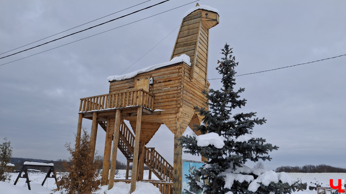 Если во Владимире ищут миниатюры, спрятанные под стеклом, то в Муроме, например, имеется арт-объект, который хорошо виден издалека. Деревянный конь былинного богатыря — одна из самых высоких уличных композиций 33-го региона. А кто еще может составить компанию Бурушке? Собрали топ-7 масштабных фигур.