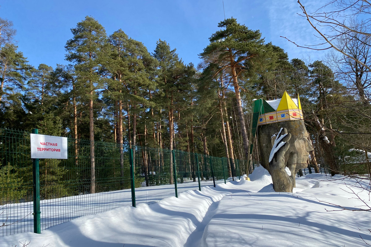 Если во Владимире ищут миниатюры, спрятанные под стеклом, то в Муроме, например, имеется арт-объект, который хорошо виден издалека. Деревянный конь былинного богатыря — одна из самых высоких уличных композиций 33-го региона. А кто еще может составить компанию Бурушке? Собрали топ-7 масштабных фигур.