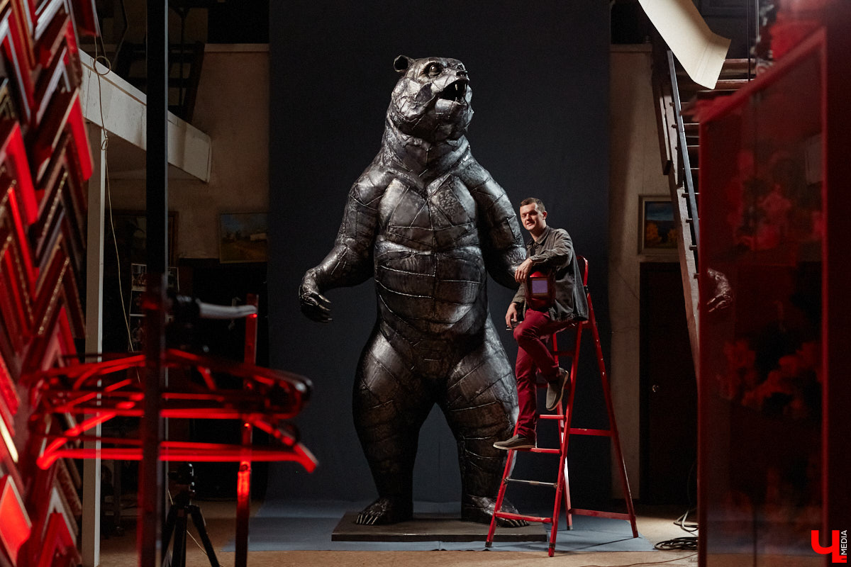 Если во Владимире ищут миниатюры, спрятанные под стеклом, то в Муроме, например, имеется арт-объект, который хорошо виден издалека. Деревянный конь былинного богатыря — одна из самых высоких уличных композиций 33-го региона. А кто еще может составить компанию Бурушке? Собрали топ-7 масштабных фигур.