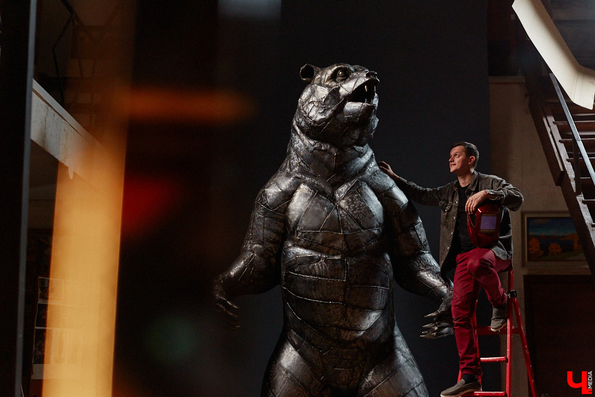 Если во Владимире ищут миниатюры, спрятанные под стеклом, то в Муроме, например, имеется арт-объект, который хорошо виден издалека. Деревянный конь былинного богатыря — одна из самых высоких уличных композиций 33-го региона. А кто еще может составить компанию Бурушке? Собрали топ-7 масштабных фигур.