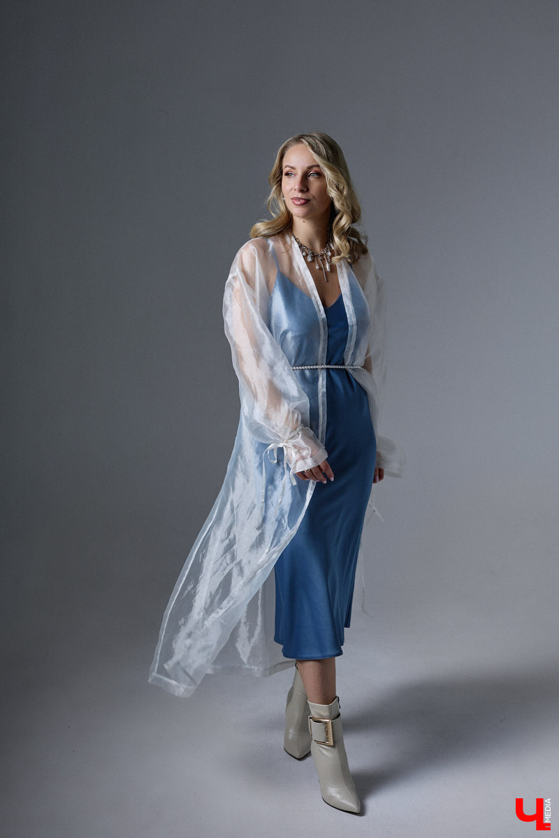 У Людмилы Мунтеану насыщенная жизнь. Она выступает на публике, проводит тренинги, консультирует как психолог. Ее гардероб — прямое отражение этой активности. Она редко выходит за рамки делового стиля, при этом развеивая миф, что формальный тон в одежде скучен. В доказательство — три сдержанных образа с разным характером.