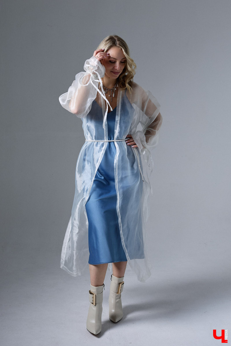 У Людмилы Мунтеану насыщенная жизнь. Она выступает на публике, проводит тренинги, консультирует как психолог. Ее гардероб — прямое отражение этой активности. Она редко выходит за рамки делового стиля, при этом развеивая миф, что формальный тон в одежде скучен. В доказательство — три сдержанных образа с разным характером.