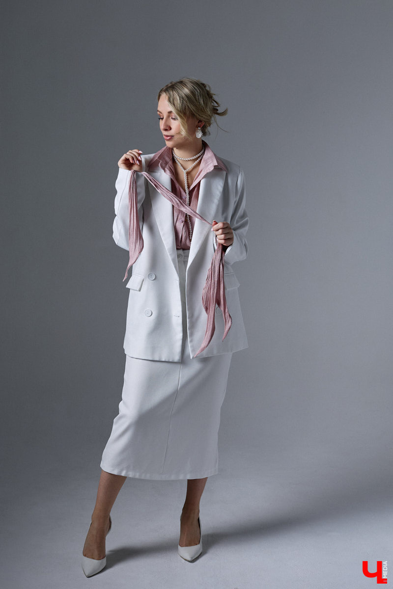 У Людмилы Мунтеану насыщенная жизнь. Она выступает на публике, проводит тренинги, консультирует как психолог. Ее гардероб — прямое отражение этой активности. Она редко выходит за рамки делового стиля, при этом развеивая миф, что формальный тон в одежде скучен. В доказательство — три сдержанных образа с разным характером.