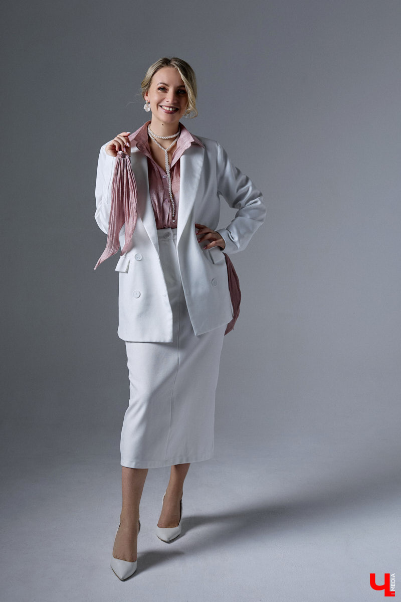 У Людмилы Мунтеану насыщенная жизнь. Она выступает на публике, проводит тренинги, консультирует как психолог. Ее гардероб — прямое отражение этой активности. Она редко выходит за рамки делового стиля, при этом развеивая миф, что формальный тон в одежде скучен. В доказательство — три сдержанных образа с разным характером.