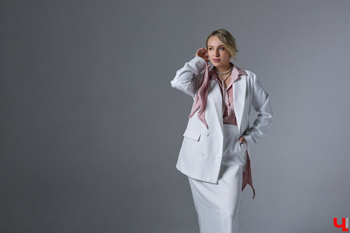 У Людмилы Мунтеану насыщенная жизнь. Она выступает на публике, проводит тренинги, консультирует как психолог. Ее гардероб — прямое отражение этой активности. Она редко выходит за рамки делового стиля, при этом развеивая миф, что формальный тон в одежде скучен. В доказательство — три сдержанных образа с разным характером.