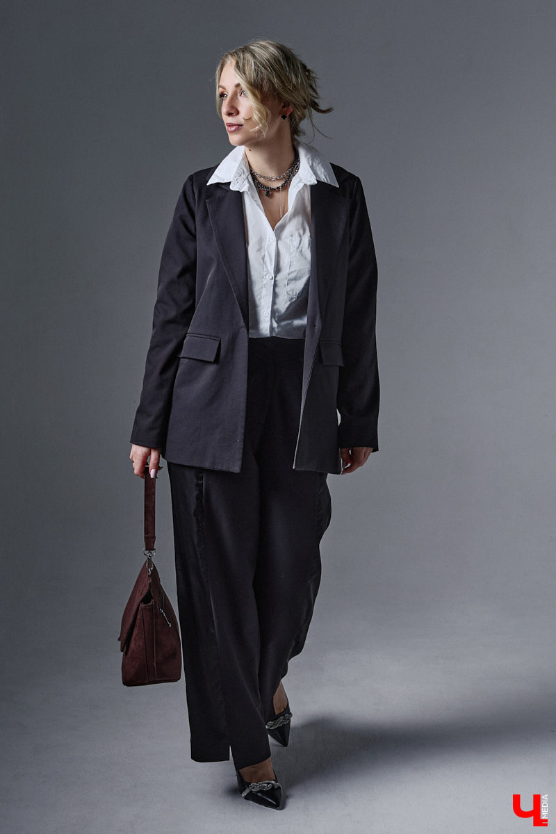 У Людмилы Мунтеану насыщенная жизнь. Она выступает на публике, проводит тренинги, консультирует как психолог. Ее гардероб — прямое отражение этой активности. Она редко выходит за рамки делового стиля, при этом развеивая миф, что формальный тон в одежде скучен. В доказательство — три сдержанных образа с разным характером.