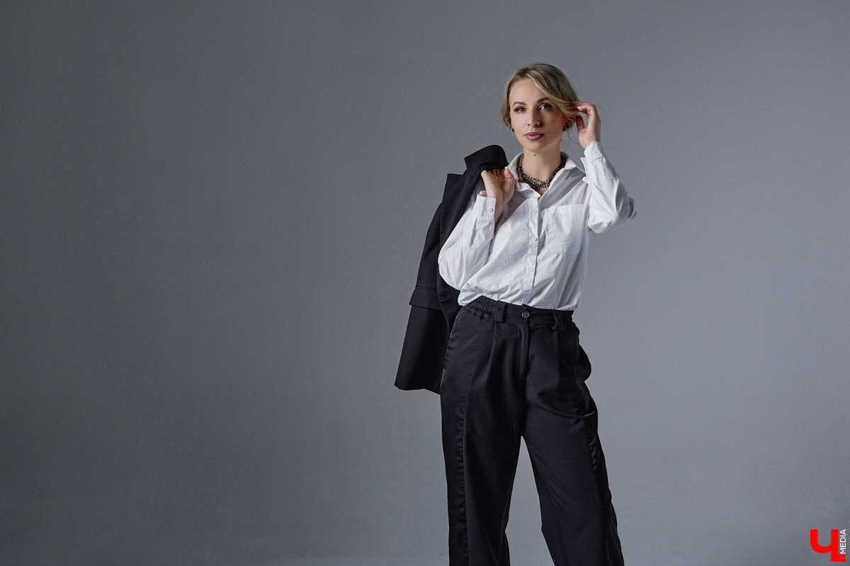 У Людмилы Мунтеану насыщенная жизнь. Она выступает на публике, проводит тренинги, консультирует как психолог. Ее гардероб — прямое отражение этой активности. Она редко выходит за рамки делового стиля, при этом развеивая миф, что формальный тон в одежде скучен. В доказательство — три сдержанных образа с разным характером.