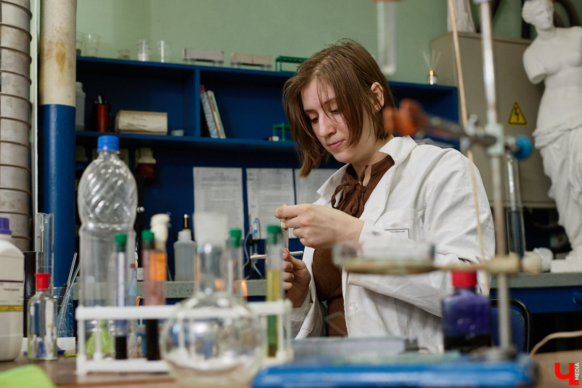 Когда-то соединить живое и неживое могли только сказочники. Сейчас их место заняли ученые, а открытия происходят у нас под боком. Владимирская студентка Юлия Ананьева разработала новый вид бетона, способный самостоятельно устранять повреждения. Как это работает, разбирался «Ключ-Медиа».