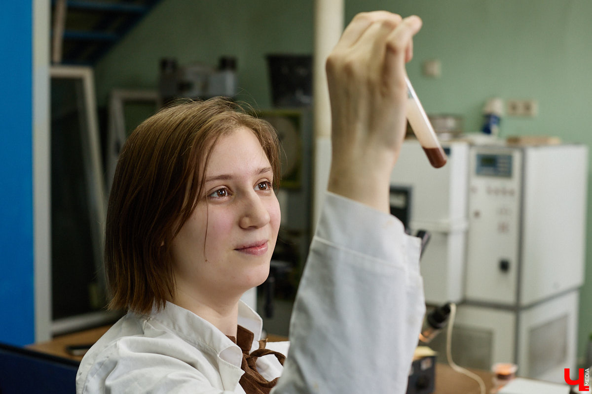 Когда-то соединить живое и неживое могли только сказочники. Сейчас их место заняли ученые, а открытия происходят у нас под боком. Владимирская студентка Юлия Ананьева разработала новый вид бетона, способный самостоятельно устранять повреждения. Как это работает, разбирался «Ключ-Медиа».