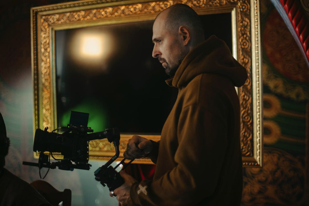 Руслан Миру — мастер креатива. Он занимается продюсированием и режиссурой, снимает клипы для звезд и документальное кино. В его портфолио — бэкстейдж скетчкома «Смешная история». Это юмористический проект о великих личностях, оказавшихся среди современных атрибутов — гаджетов, сторис, сленга и трендов.