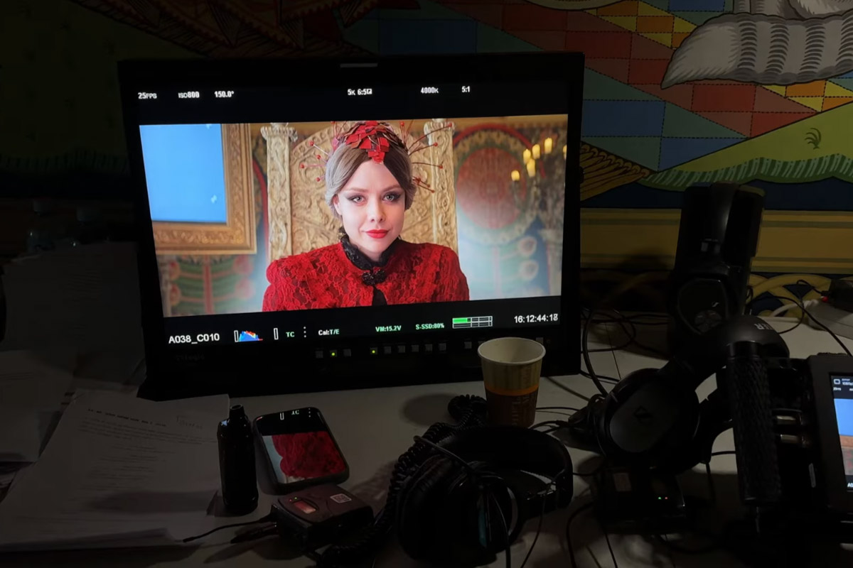 Руслан Миру — мастер креатива. Он занимается продюсированием и режиссурой, снимает клипы для звезд и документальное кино. В его портфолио — бэкстейдж скетчкома «Смешная история». Это юмористический проект о великих личностях, оказавшихся среди современных атрибутов — гаджетов, сторис, сленга и трендов.