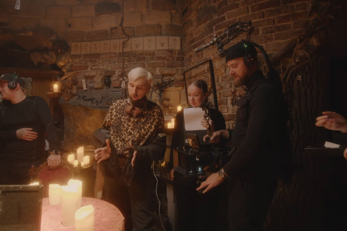 Руслан Миру — мастер креатива. Он занимается продюсированием и режиссурой, снимает клипы для звезд и документальное кино. В его портфолио — бэкстейдж скетчкома «Смешная история». Это юмористический проект о великих личностях, оказавшихся среди современных атрибутов — гаджетов, сторис, сленга и трендов.