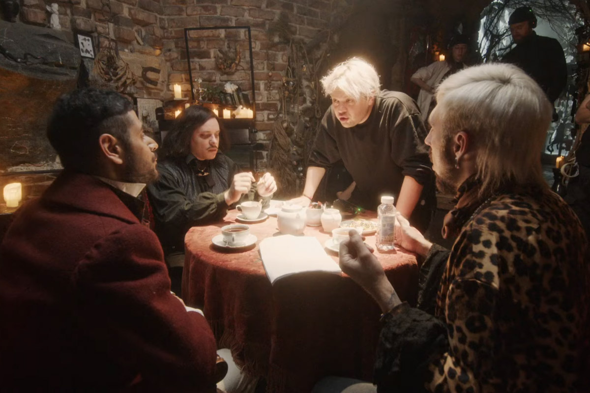 Руслан Миру — мастер креатива. Он занимается продюсированием и режиссурой, снимает клипы для звезд и документальное кино. В его портфолио — бэкстейдж скетчкома «Смешная история». Это юмористический проект о великих личностях, оказавшихся среди современных атрибутов — гаджетов, сторис, сленга и трендов.