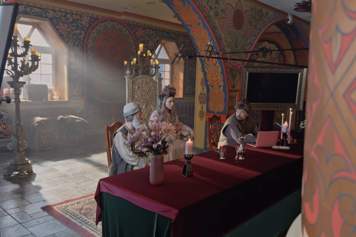 Руслан Миру — мастер креатива. Он занимается продюсированием и режиссурой, снимает клипы для звезд и документальное кино. В его портфолио — бэкстейдж скетчкома «Смешная история». Это юмористический проект о великих личностях, оказавшихся среди современных атрибутов — гаджетов, сторис, сленга и трендов.