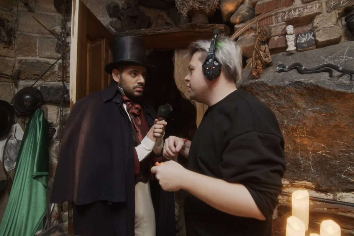 Руслан Миру — мастер креатива. Он занимается продюсированием и режиссурой, снимает клипы для звезд и документальное кино. В его портфолио — бэкстейдж скетчкома «Смешная история». Это юмористический проект о великих личностях, оказавшихся среди современных атрибутов — гаджетов, сторис, сленга и трендов.