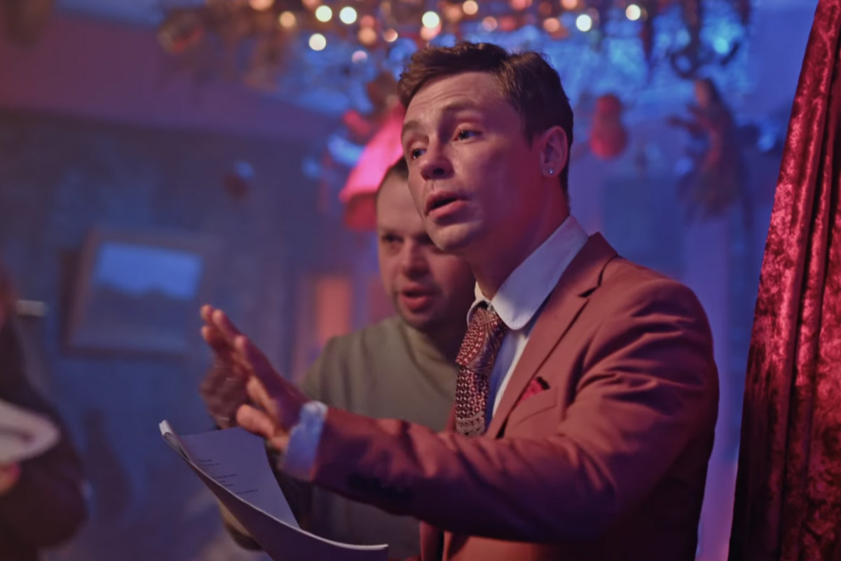 Руслан Миру — мастер креатива. Он занимается продюсированием и режиссурой, снимает клипы для звезд и документальное кино. В его портфолио — бэкстейдж скетчкома «Смешная история». Это юмористический проект о великих личностях, оказавшихся среди современных атрибутов — гаджетов, сторис, сленга и трендов.