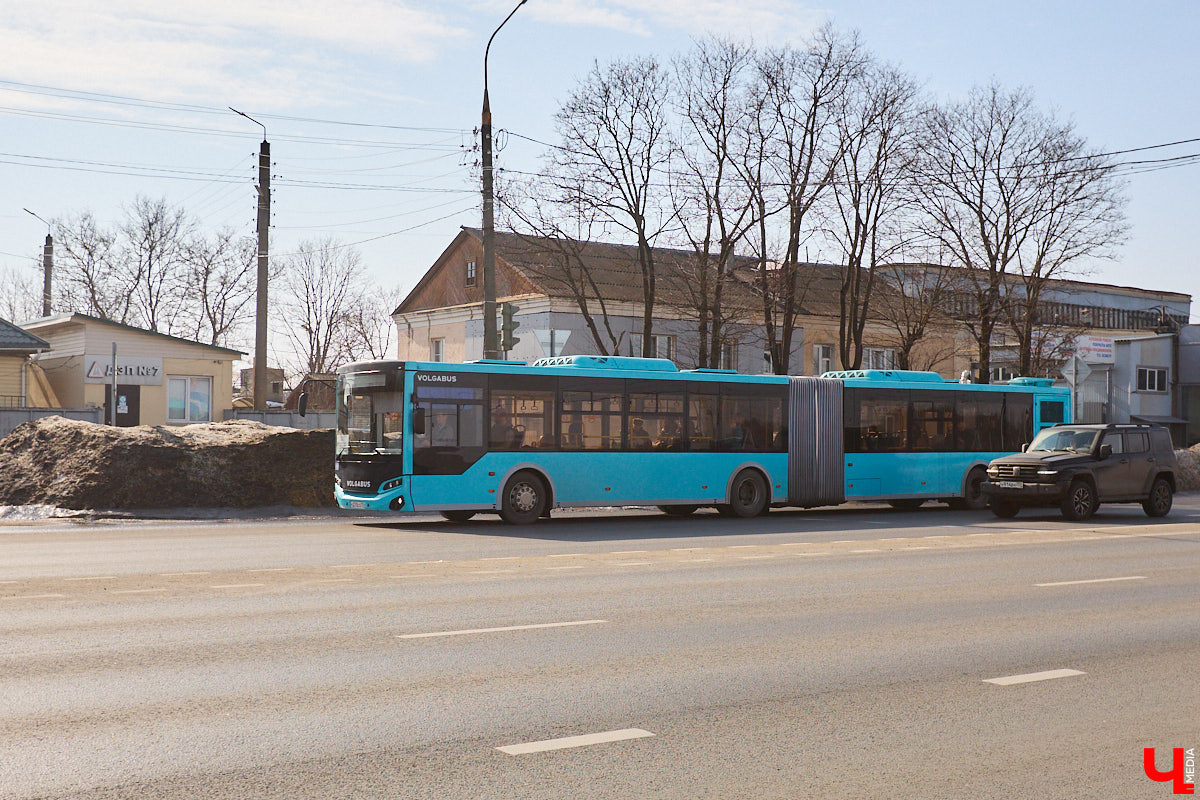 Вы уже успели прокатиться на новом автобусе-гармошке? Заметить его несложно. Мало того, что модель достигает в длину 18 метров, что существенно больше привычного, так она пока и не окрашена в красно-белый — цвет городского бренда общественного транспорта. Ищем голубой кузов на улицах Владимира и читаем в пути наши дорожные новости!