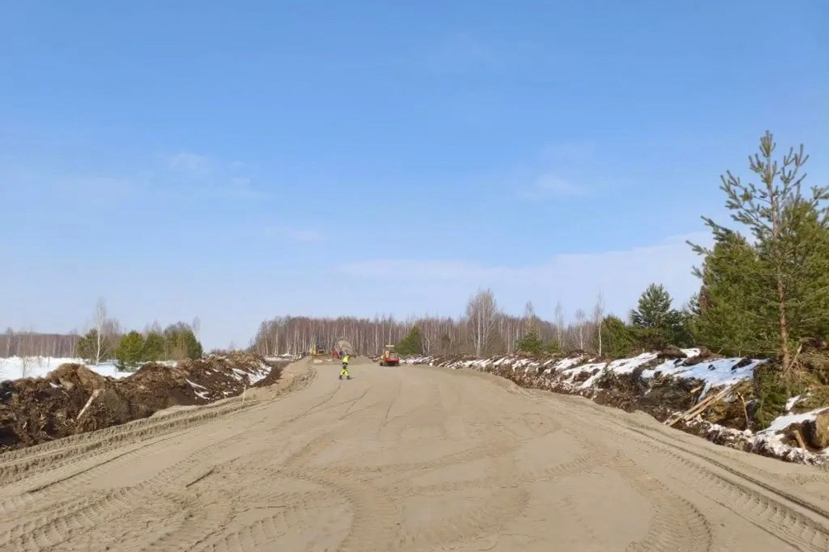 Вы уже успели прокатиться на новом автобусе-гармошке? Заметить его несложно. Мало того, что модель достигает в длину 18 метров, что существенно больше привычного, так она пока и не окрашена в красно-белый — цвет городского бренда общественного транспорта. Ищем голубой кузов на улицах Владимира и читаем в пути наши дорожные новости!