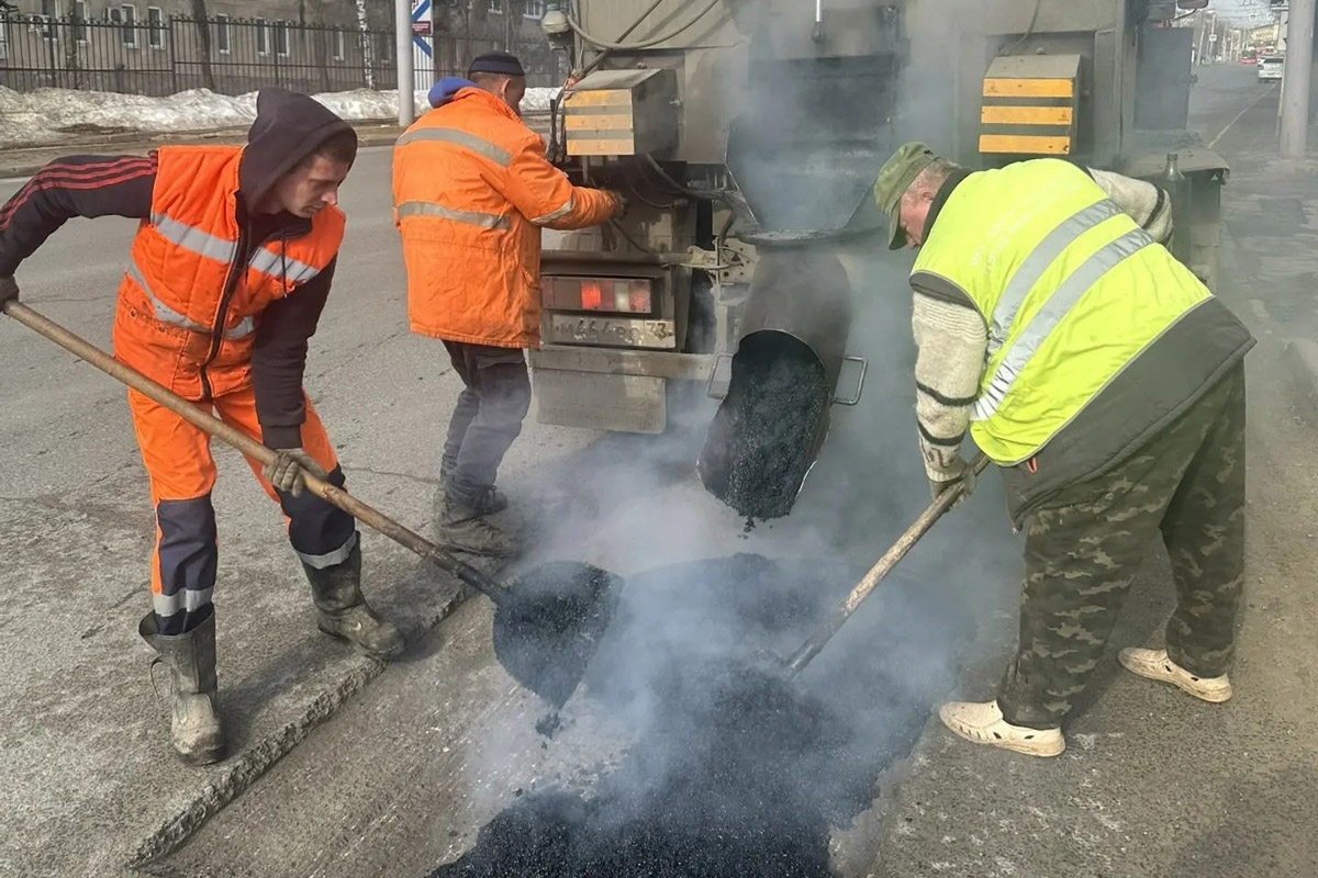 Вы уже успели прокатиться на новом автобусе-гармошке? Заметить его несложно. Мало того, что модель достигает в длину 18 метров, что существенно больше привычного, так она пока и не окрашена в красно-белый — цвет городского бренда общественного транспорта. Ищем голубой кузов на улицах Владимира и читаем в пути наши дорожные новости!