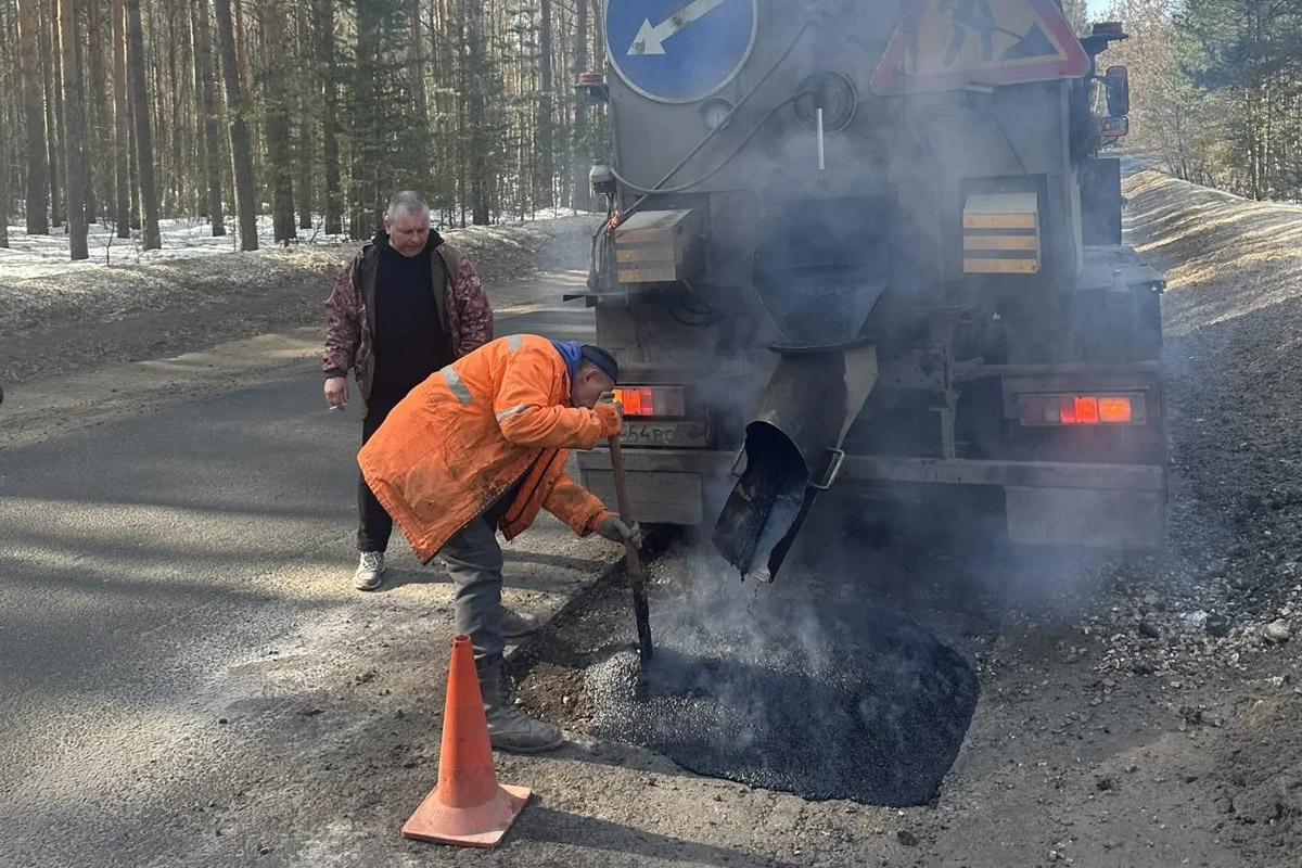 Вы уже успели прокатиться на новом автобусе-гармошке? Заметить его несложно. Мало того, что модель достигает в длину 18 метров, что существенно больше привычного, так она пока и не окрашена в красно-белый — цвет городского бренда общественного транспорта. Ищем голубой кузов на улицах Владимира и читаем в пути наши дорожные новости!