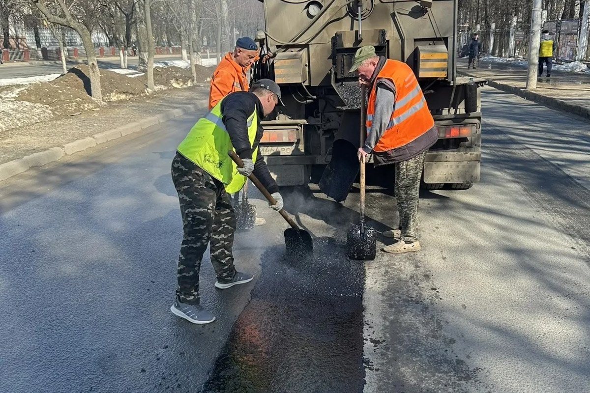 Вы уже успели прокатиться на новом автобусе-гармошке? Заметить его несложно. Мало того, что модель достигает в длину 18 метров, что существенно больше привычного, так она пока и не окрашена в красно-белый — цвет городского бренда общественного транспорта. Ищем голубой кузов на улицах Владимира и читаем в пути наши дорожные новости!