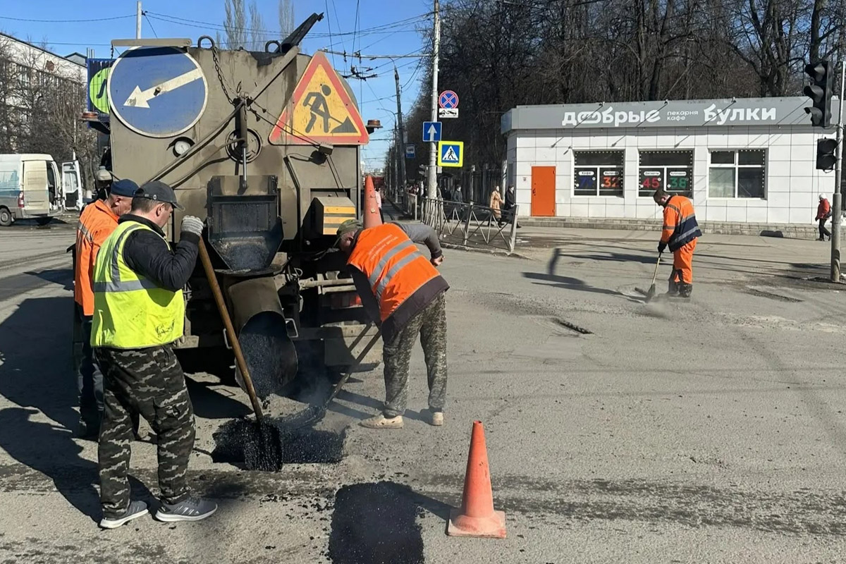 Вы уже успели прокатиться на новом автобусе-гармошке? Заметить его несложно. Мало того, что модель достигает в длину 18 метров, что существенно больше привычного, так она пока и не окрашена в красно-белый — цвет городского бренда общественного транспорта. Ищем голубой кузов на улицах Владимира и читаем в пути наши дорожные новости!