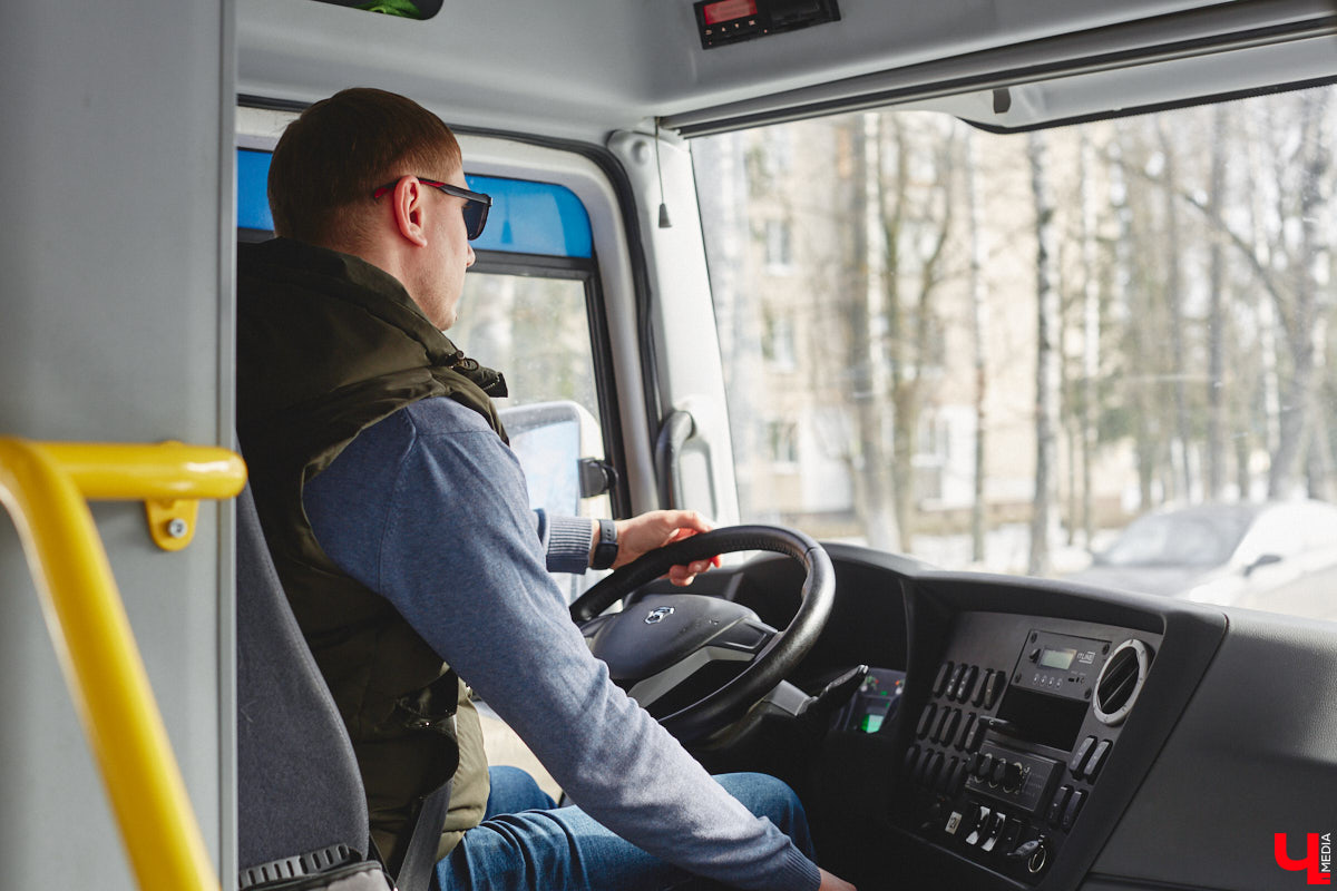 Вы уже успели прокатиться на новом автобусе-гармошке? Заметить его несложно. Мало того, что модель достигает в длину 18 метров, что существенно больше привычного, так она пока и не окрашена в красно-белый — цвет городского бренда общественного транспорта. Ищем голубой кузов на улицах Владимира и читаем в пути наши дорожные новости!