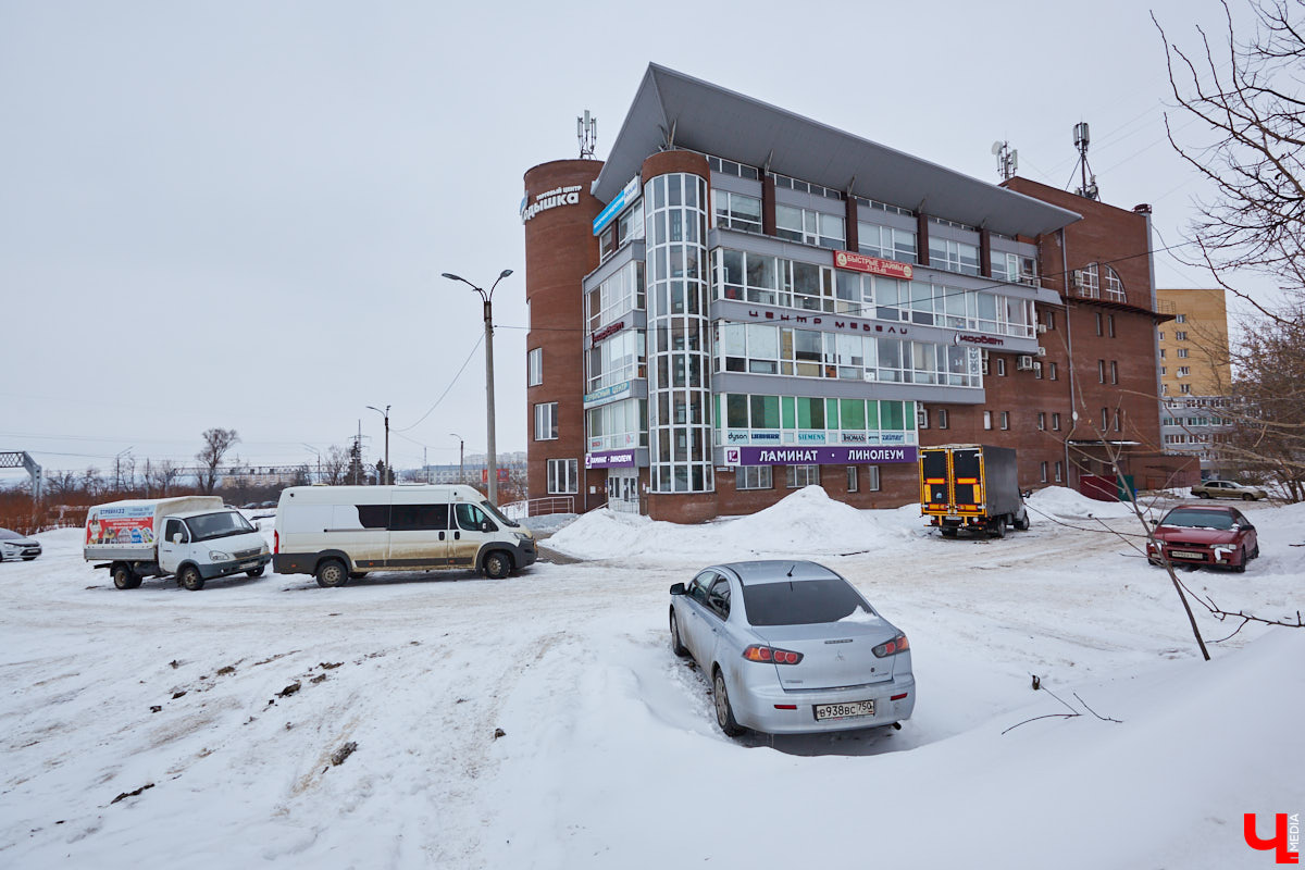 Вы уже успели прокатиться на новом автобусе-гармошке? Заметить его несложно. Мало того, что модель достигает в длину 18 метров, что существенно больше привычного, так она пока и не окрашена в красно-белый — цвет городского бренда общественного транспорта. Ищем голубой кузов на улицах Владимира и читаем в пути наши дорожные новости!