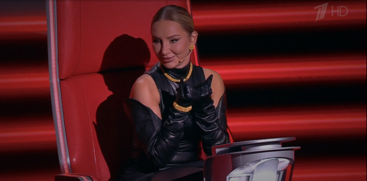 После триумфа на слепых прослушиваниях в шоу «Голос» владимирская певица Юлия Галкина буквально нарасхват у федеральных телеканалов. На Первом канале она выступила на одной сцене с Анной Асти, дуэтом исполнив ее хит «Царица», а до этого успела представить свою песню в Comedy Club на ТНТ!