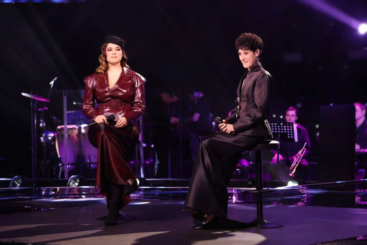 После триумфа на слепых прослушиваниях в шоу «Голос» владимирская певица Юлия Галкина буквально нарасхват у федеральных телеканалов. На Первом канале она выступила на одной сцене с Анной Асти, дуэтом исполнив ее хит «Царица», а до этого успела представить свою песню в Comedy Club на ТНТ!