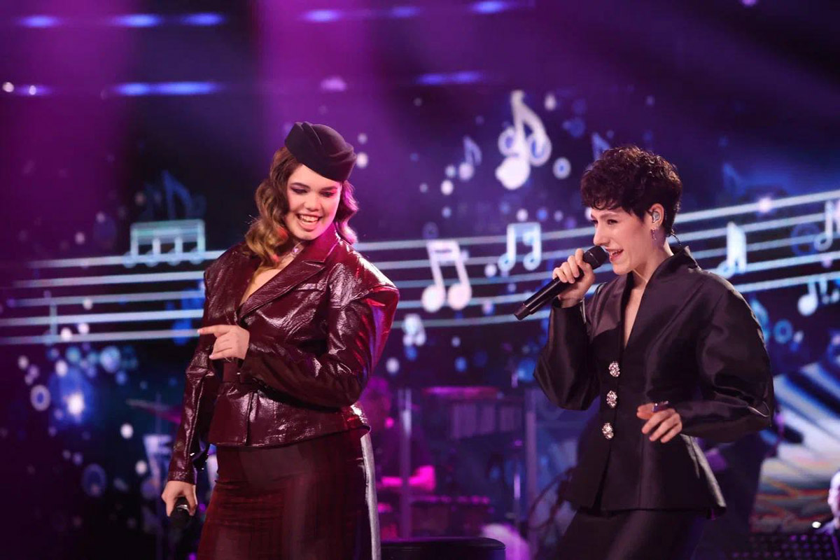 После триумфа на слепых прослушиваниях в шоу «Голос» владимирская певица Юлия Галкина буквально нарасхват у федеральных телеканалов. На Первом канале она выступила на одной сцене с Анной Асти, дуэтом исполнив ее хит «Царица», а до этого успела представить свою песню в Comedy Club на ТНТ!