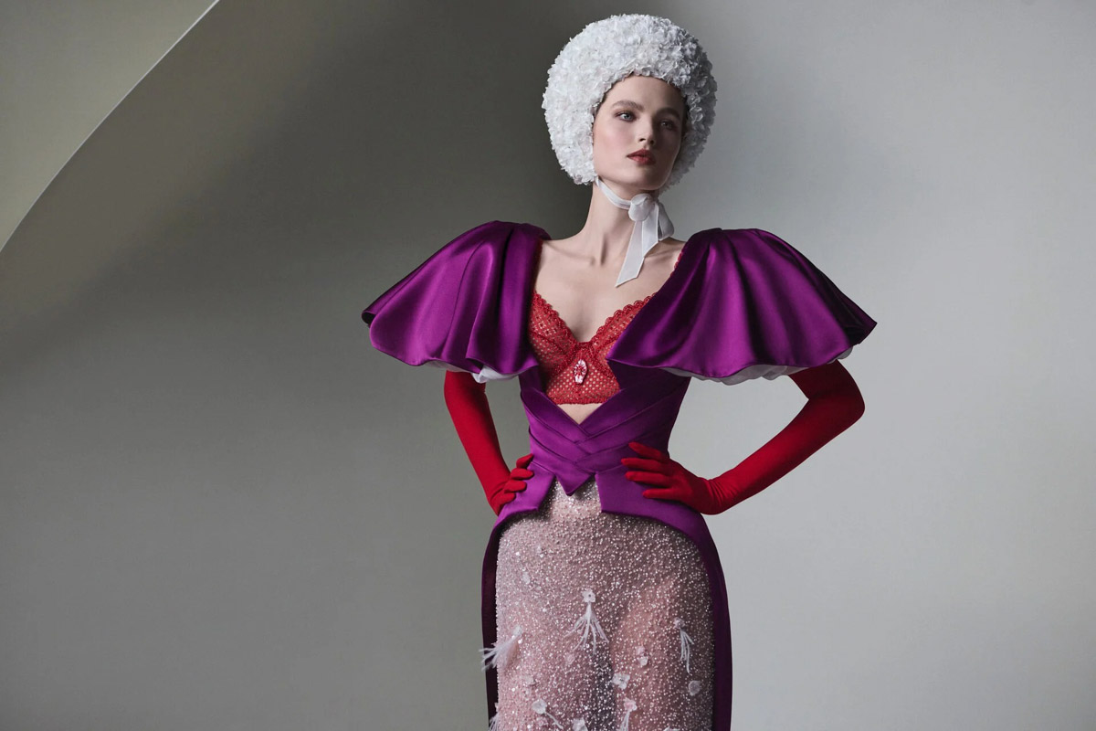 Коллаборации дизайнера Ульяны Сергеенко и Гусевского хрустального завода — это всегда блеск, красота и вдохновение. На этот раз мастера из Владимирской области создали эксклюзивные украшения для 23-й по счету коллекции Haute Couture Ulyana Sergeenko, посвященной 15-летию Дома. В ней читаются отсылки к архиву, истории и традициям высокой моды.