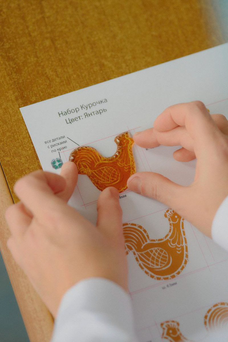 Коллаборации дизайнера Ульяны Сергеенко и Гусевского хрустального завода — это всегда блеск, красота и вдохновение. На этот раз мастера из Владимирской области создали эксклюзивные украшения для 23-й по счету коллекции Haute Couture Ulyana Sergeenko, посвященной 15-летию Дома. В ней читаются отсылки к архиву, истории и традициям высокой моды.