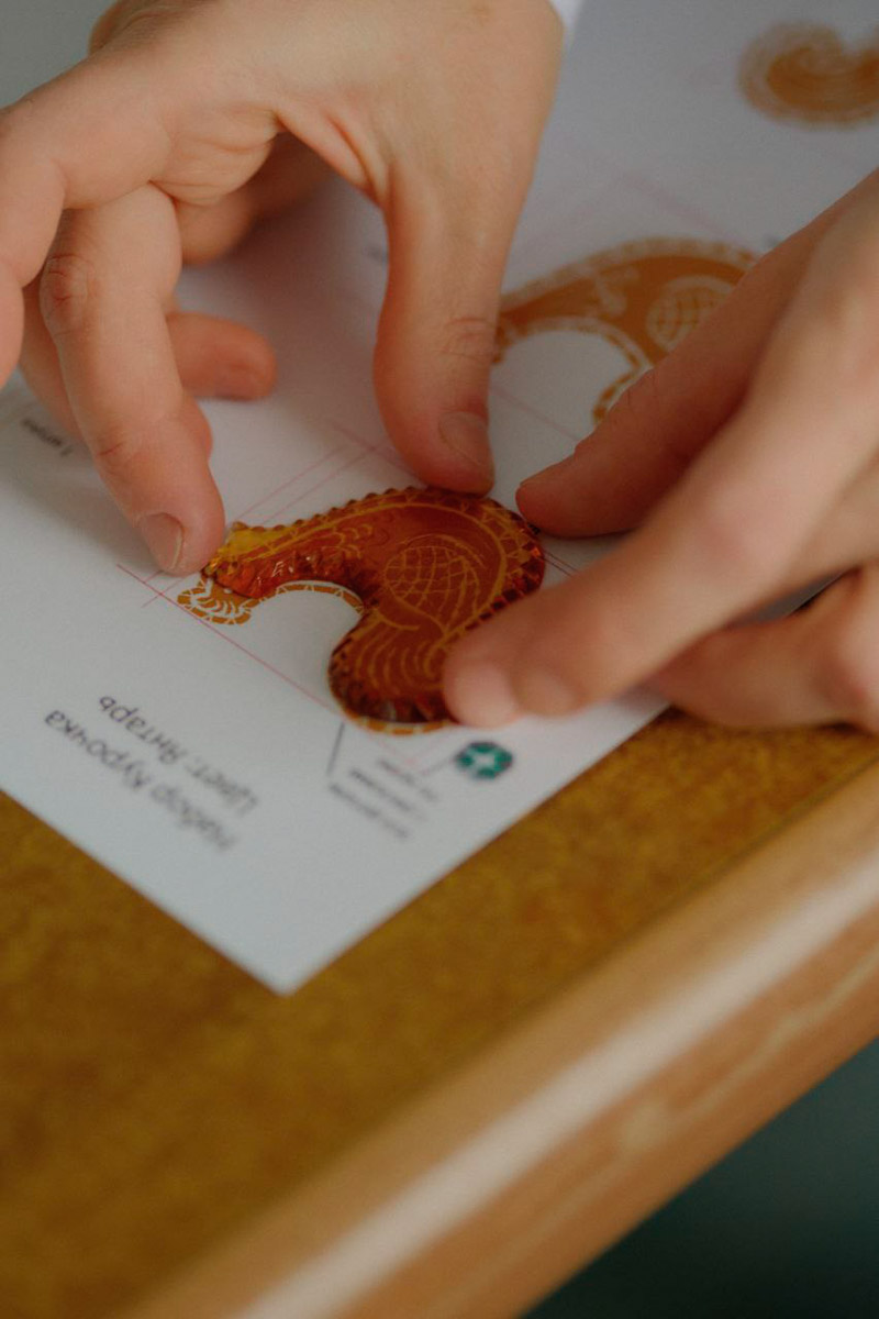 Коллаборации дизайнера Ульяны Сергеенко и Гусевского хрустального завода — это всегда блеск, красота и вдохновение. На этот раз мастера из Владимирской области создали эксклюзивные украшения для 23-й по счету коллекции Haute Couture Ulyana Sergeenko, посвященной 15-летию Дома. В ней читаются отсылки к архиву, истории и традициям высокой моды.