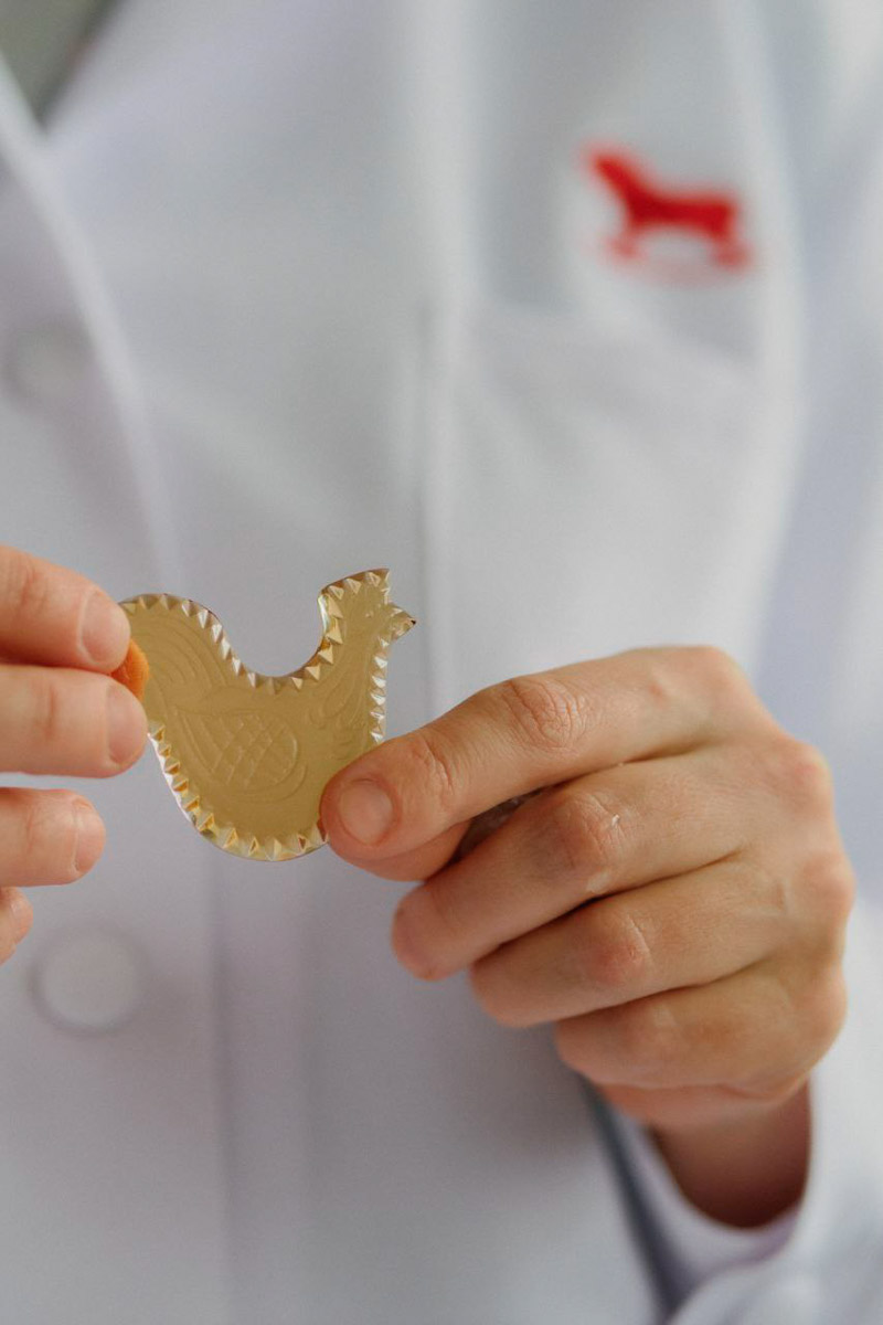 Коллаборации дизайнера Ульяны Сергеенко и Гусевского хрустального завода — это всегда блеск, красота и вдохновение. На этот раз мастера из Владимирской области создали эксклюзивные украшения для 23-й по счету коллекции Haute Couture Ulyana Sergeenko, посвященной 15-летию Дома. В ней читаются отсылки к архиву, истории и традициям высокой моды.