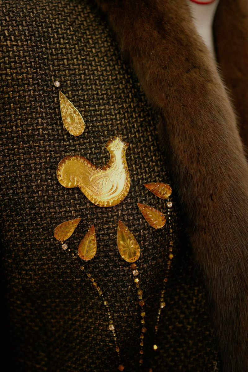 Коллаборации дизайнера Ульяны Сергеенко и Гусевского хрустального завода — это всегда блеск, красота и вдохновение. На этот раз мастера из Владимирской области создали эксклюзивные украшения для 23-й по счету коллекции Haute Couture Ulyana Sergeenko, посвященной 15-летию Дома. В ней читаются отсылки к архиву, истории и традициям высокой моды.