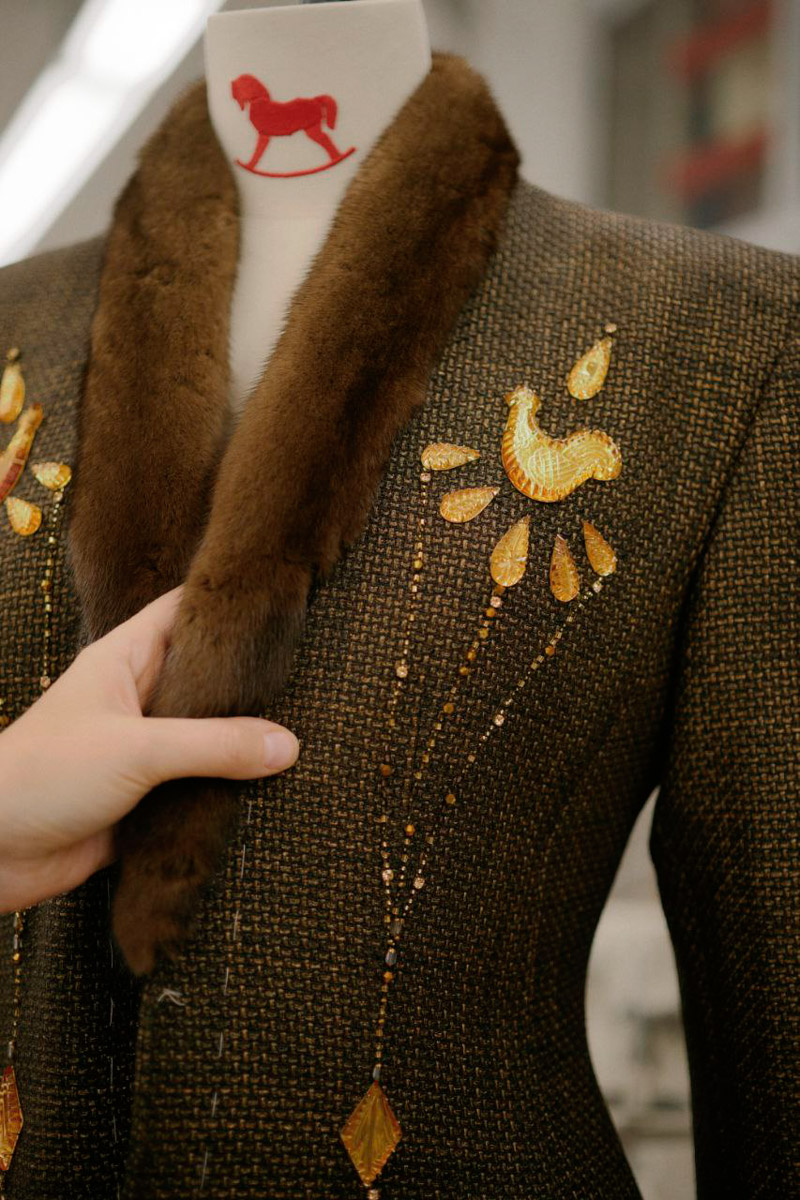 Коллаборации дизайнера Ульяны Сергеенко и Гусевского хрустального завода — это всегда блеск, красота и вдохновение. На этот раз мастера из Владимирской области создали эксклюзивные украшения для 23-й по счету коллекции Haute Couture Ulyana Sergeenko, посвященной 15-летию Дома. В ней читаются отсылки к архиву, истории и традициям высокой моды.