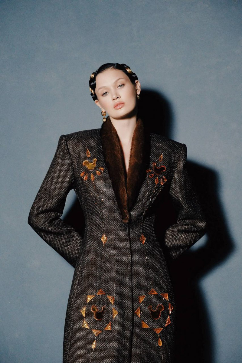 Коллаборации дизайнера Ульяны Сергеенко и Гусевского хрустального завода — это всегда блеск, красота и вдохновение. На этот раз мастера из Владимирской области создали эксклюзивные украшения для 23-й по счету коллекции Haute Couture Ulyana Sergeenko, посвященной 15-летию Дома. В ней читаются отсылки к архиву, истории и традициям высокой моды.