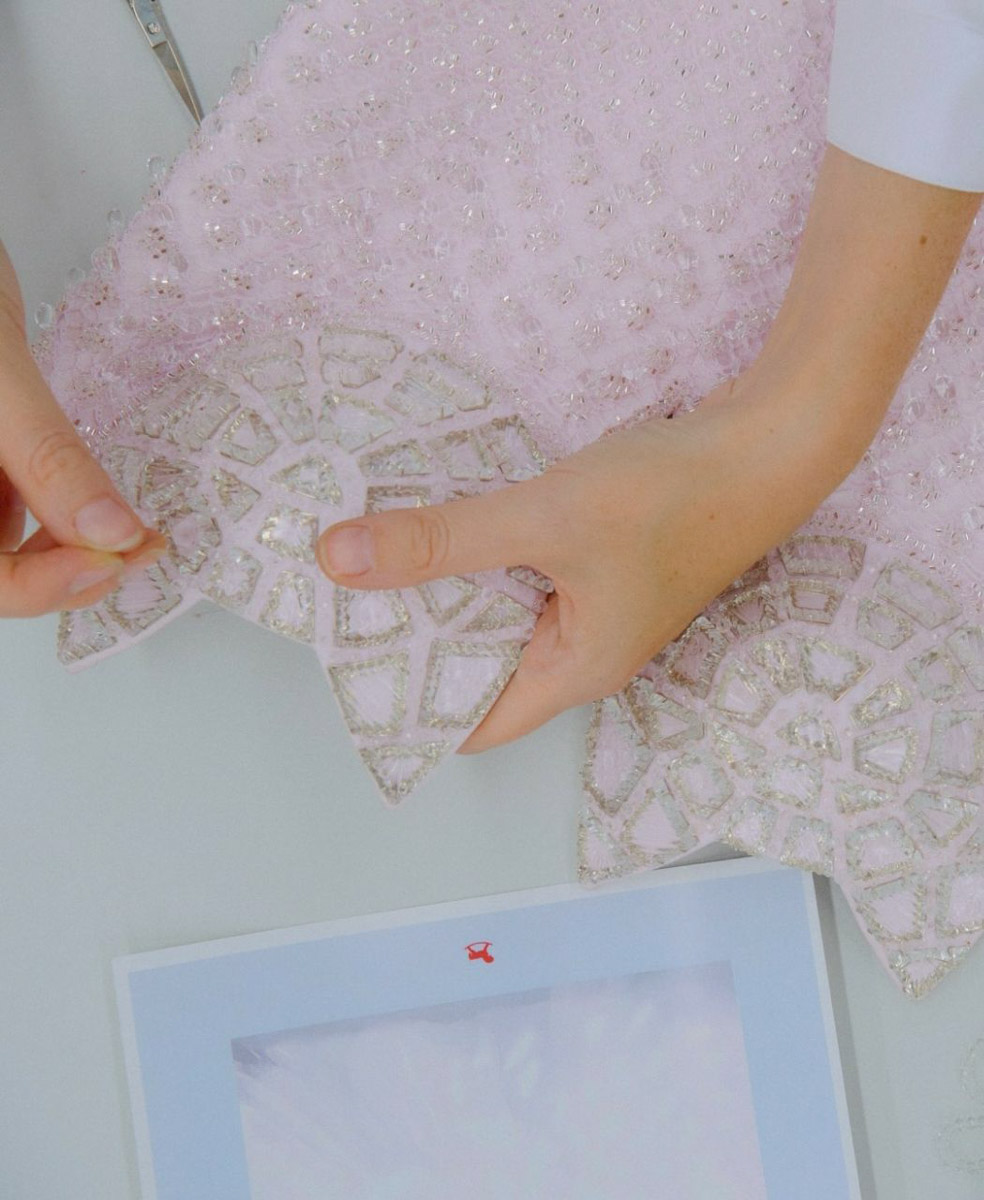 Коллаборации дизайнера Ульяны Сергеенко и Гусевского хрустального завода — это всегда блеск, красота и вдохновение. На этот раз мастера из Владимирской области создали эксклюзивные украшения для 23-й по счету коллекции Haute Couture Ulyana Sergeenko, посвященной 15-летию Дома. В ней читаются отсылки к архиву, истории и традициям высокой моды.