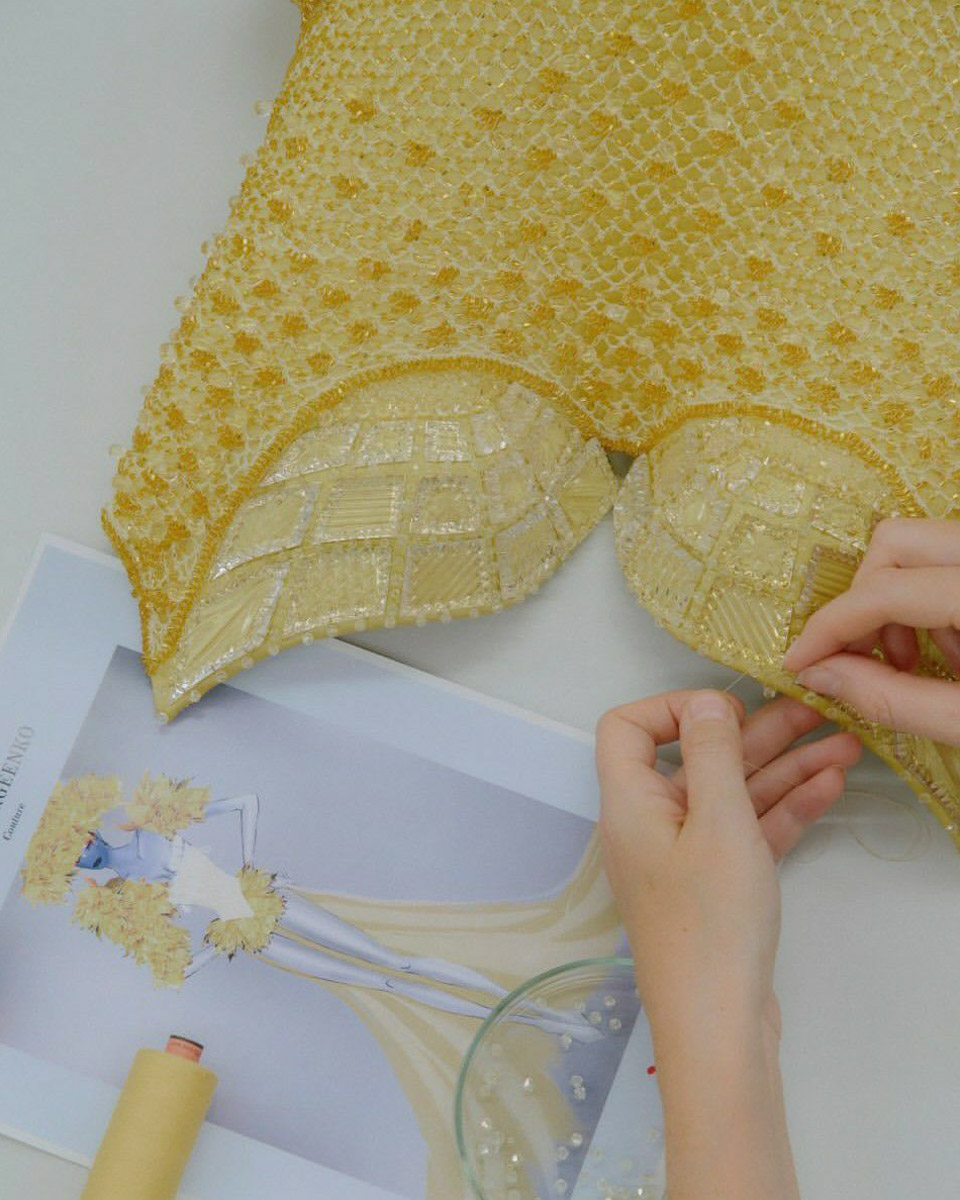 Коллаборации дизайнера Ульяны Сергеенко и Гусевского хрустального завода — это всегда блеск, красота и вдохновение. На этот раз мастера из Владимирской области создали эксклюзивные украшения для 23-й по счету коллекции Haute Couture Ulyana Sergeenko, посвященной 15-летию Дома. В ней читаются отсылки к архиву, истории и традициям высокой моды.