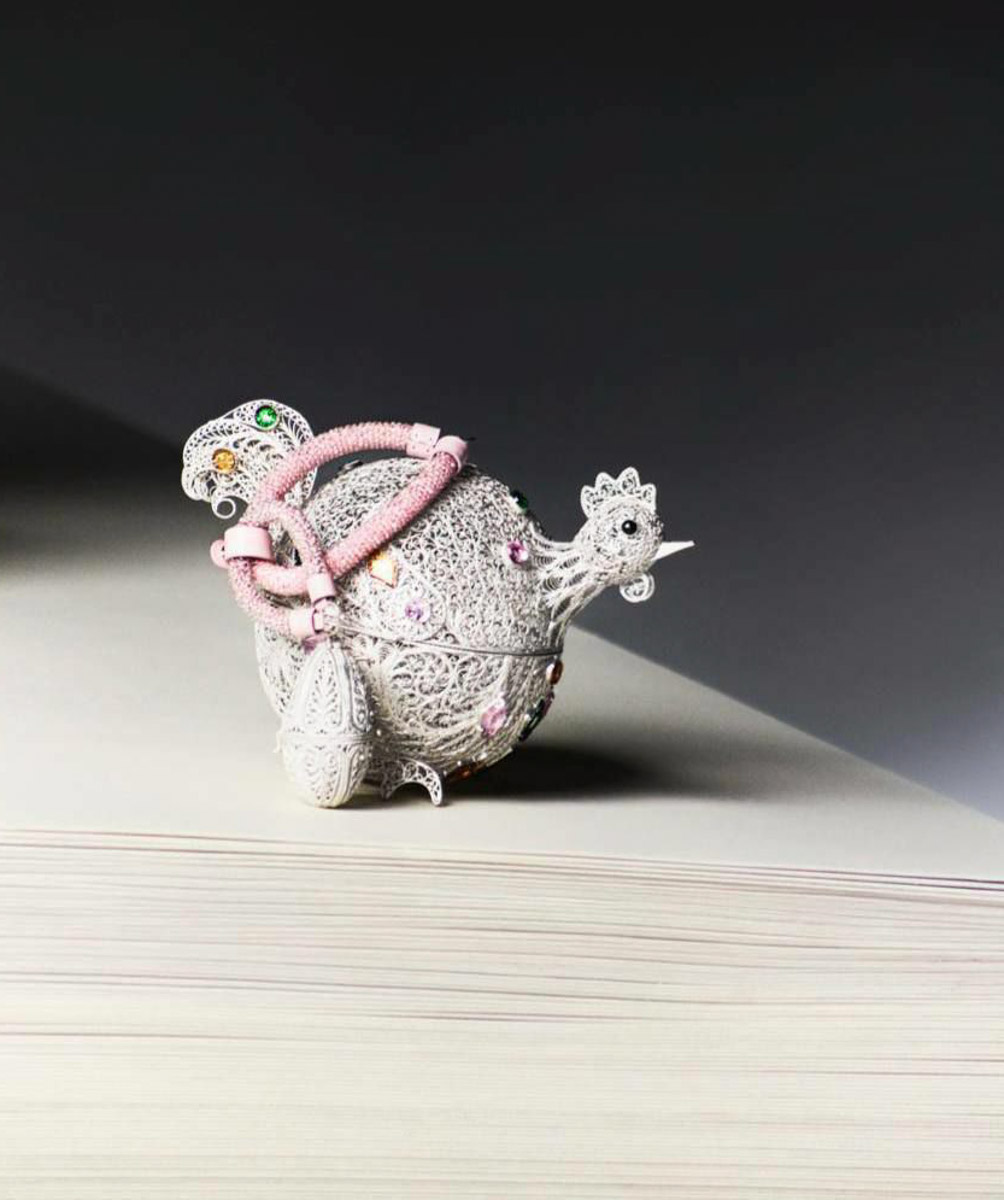 Коллаборации дизайнера Ульяны Сергеенко и Гусевского хрустального завода — это всегда блеск, красота и вдохновение. На этот раз мастера из Владимирской области создали эксклюзивные украшения для 23-й по счету коллекции Haute Couture Ulyana Sergeenko, посвященной 15-летию Дома. В ней читаются отсылки к архиву, истории и традициям высокой моды.