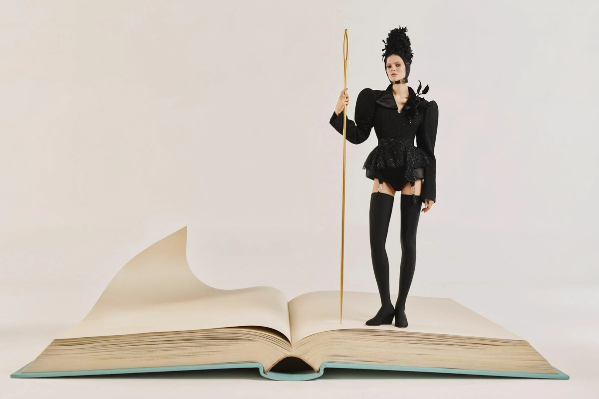 Коллаборации дизайнера Ульяны Сергеенко и Гусевского хрустального завода — это всегда блеск, красота и вдохновение. На этот раз мастера из Владимирской области создали эксклюзивные украшения для 23-й по счету коллекции Haute Couture Ulyana Sergeenko, посвященной 15-летию Дома. В ней читаются отсылки к архиву, истории и традициям высокой моды.