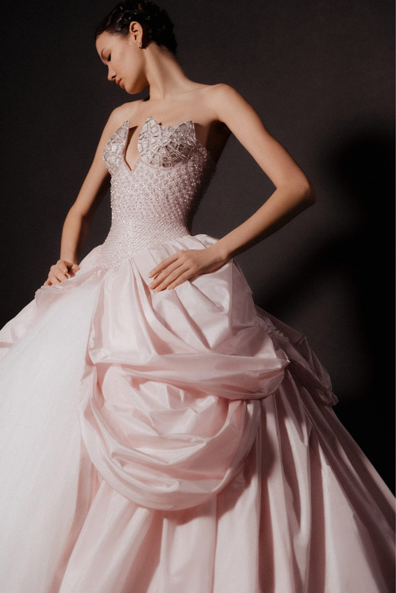 Коллаборации дизайнера Ульяны Сергеенко и Гусевского хрустального завода — это всегда блеск, красота и вдохновение. На этот раз мастера из Владимирской области создали эксклюзивные украшения для 23-й по счету коллекции Haute Couture Ulyana Sergeenko, посвященной 15-летию Дома. В ней читаются отсылки к архиву, истории и традициям высокой моды.