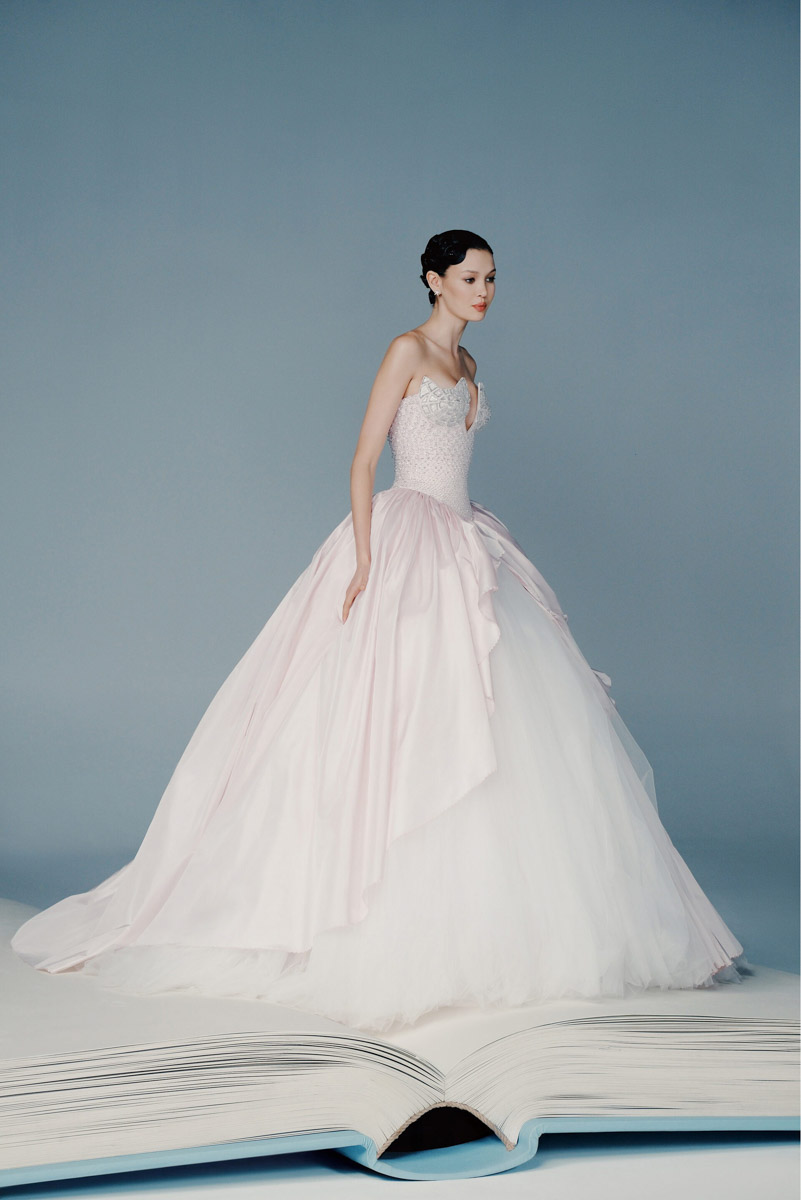 Коллаборации дизайнера Ульяны Сергеенко и Гусевского хрустального завода — это всегда блеск, красота и вдохновение. На этот раз мастера из Владимирской области создали эксклюзивные украшения для 23-й по счету коллекции Haute Couture Ulyana Sergeenko, посвященной 15-летию Дома. В ней читаются отсылки к архиву, истории и традициям высокой моды.