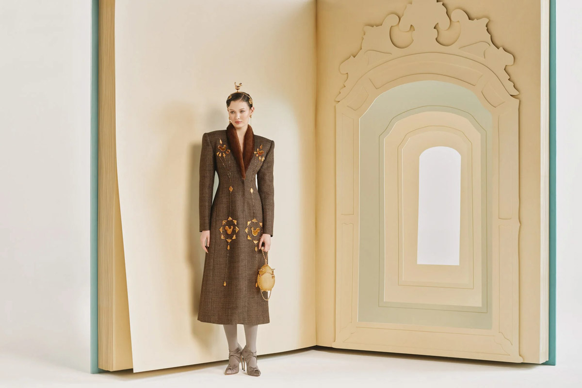 Коллаборации дизайнера Ульяны Сергеенко и Гусевского хрустального завода — это всегда блеск, красота и вдохновение. На этот раз мастера из Владимирской области создали эксклюзивные украшения для 23-й по счету коллекции Haute Couture Ulyana Sergeenko, посвященной 15-летию Дома. В ней читаются отсылки к архиву, истории и традициям высокой моды.