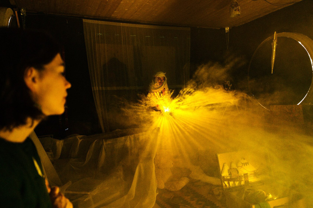 Сельский театр в Фомихе перестал быть просто «точкой на карте» Камешковского района. Сегодня это полноценный культурный хаб, чей голос слышен далеко за пределами области. И сейчас внутри «дома-ковчега» вызревает мощная музыкальная автономия. Композитор Вася Карпов — человек, ответственный за аудиоландшафт Фомихи, — выпустил альбом «Суздальска кобыль».