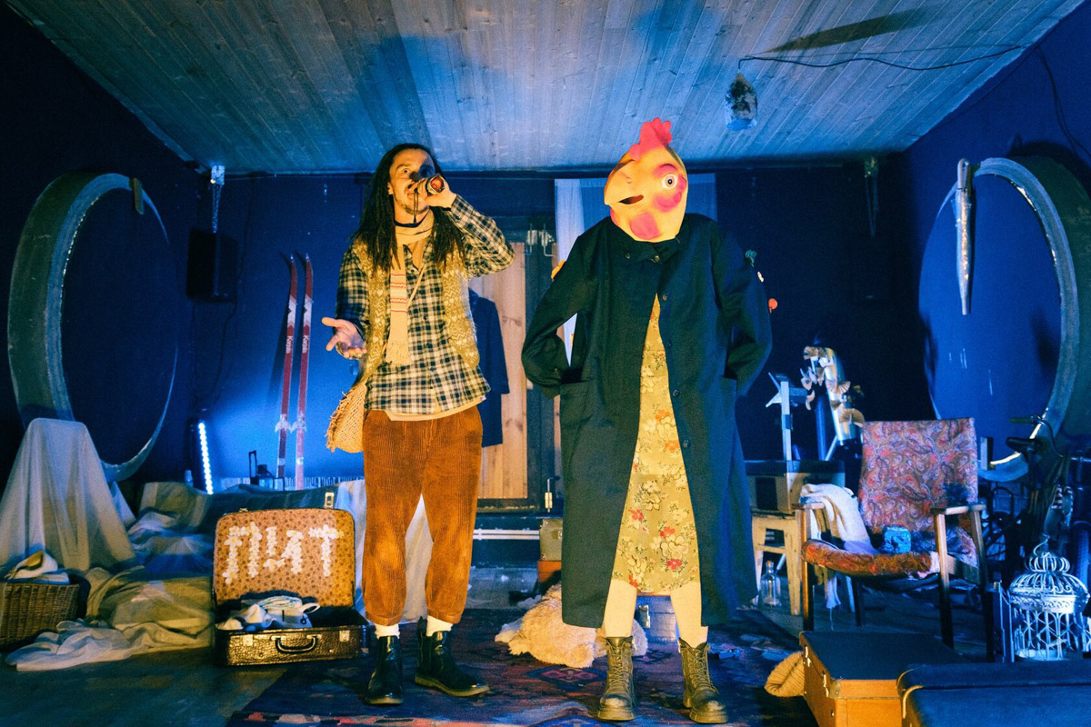 Сельский театр в Фомихе перестал быть просто «точкой на карте» Камешковского района. Сегодня это полноценный культурный хаб, чей голос слышен далеко за пределами области. И сейчас внутри «дома-ковчега» вызревает мощная музыкальная автономия. Композитор Вася Карпов — человек, ответственный за аудиоландшафт Фомихи, — выпустил альбом «Суздальска кобыль».