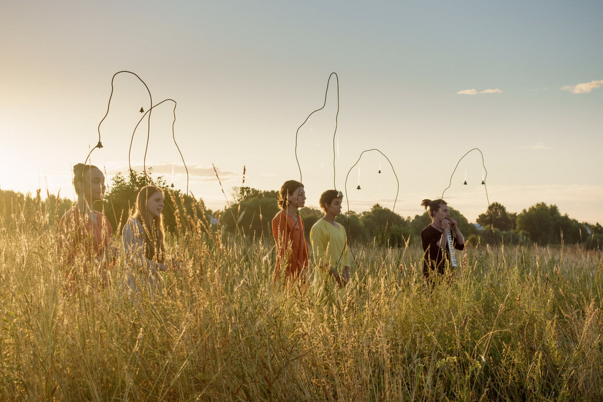 Сельский театр в Фомихе перестал быть просто «точкой на карте» Камешковского района. Сегодня это полноценный культурный хаб, чей голос слышен далеко за пределами области. И сейчас внутри «дома-ковчега» вызревает мощная музыкальная автономия. Композитор Вася Карпов — человек, ответственный за аудиоландшафт Фомихи, — выпустил альбом «Суздальска кобыль».