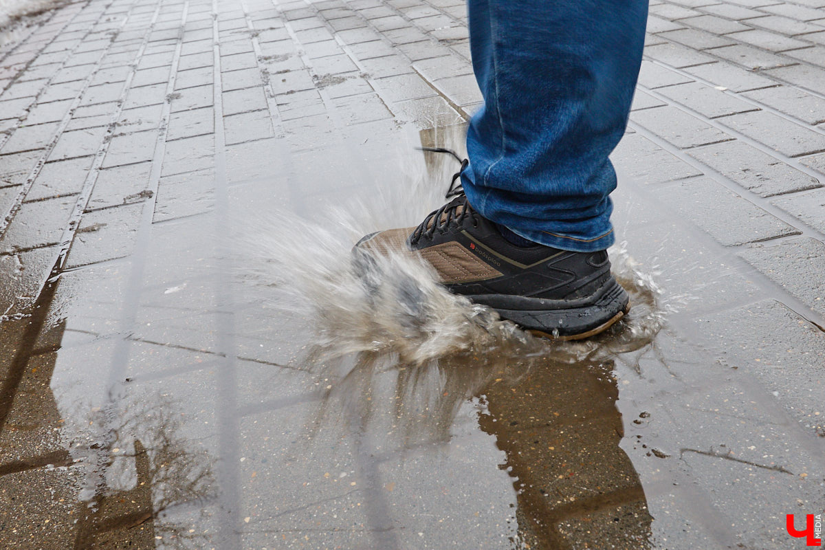 После аномально снежной зимы владимирцы были морально готовы к широкому весеннему разливу в черте города. Казалось, большие и глубокие лужи неизбежны. Однако сугробы активно тают под мартовским солнцем вторую неделю, вот только ручьи никуда не текут и не бегут. Точнее, они, конечно же, есть, но в куда более скромном количестве, нежели ожидалось.