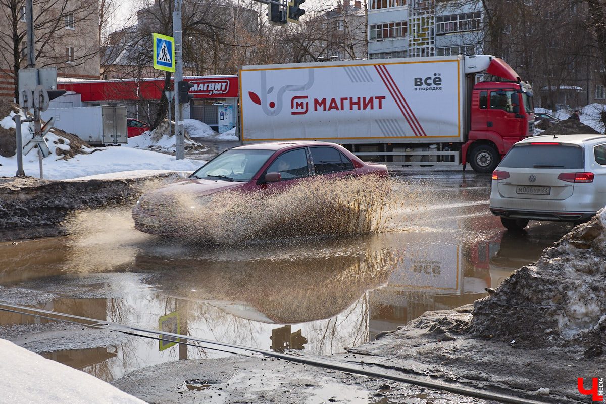 После аномально снежной зимы владимирцы были морально готовы к широкому весеннему разливу в черте города. Казалось, большие и глубокие лужи неизбежны. Однако сугробы активно тают под мартовским солнцем вторую неделю, вот только ручьи никуда не текут и не бегут. Точнее, они, конечно же, есть, но в куда более скромном количестве, нежели ожидалось.